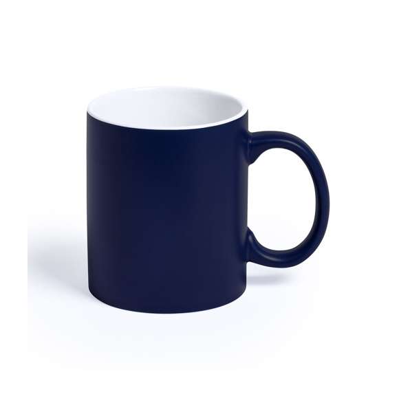 Taza de cerámica de alta calidad de 350ml de capacidad. Parte exterior en vivos colores, especialmente diseñada para marcaje en láser, e interior en color blanco. Al grabar el logotipo en la parte exterior, se muestra el color del interior de la taza. Presentada en caja individual.Disponible manual de instrucciones en español e inglés.