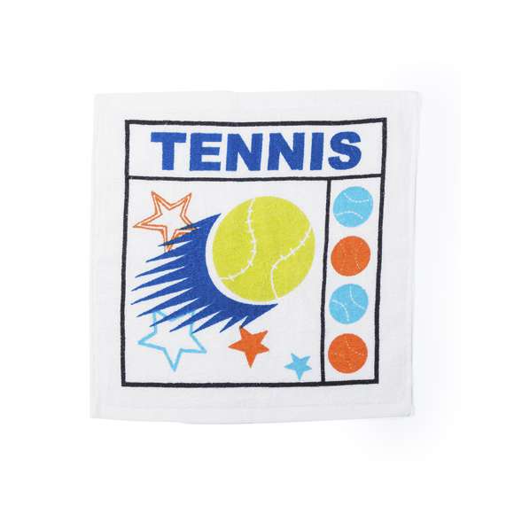 Original toalla en material 100% algodón de 245 gramos. Plegada dentro de bola con diseños fútbol, baloncesto, tenis y golf. Bola retractilada en bolsa y presentada en funda de poliéster con mosquetón metálico de transporte