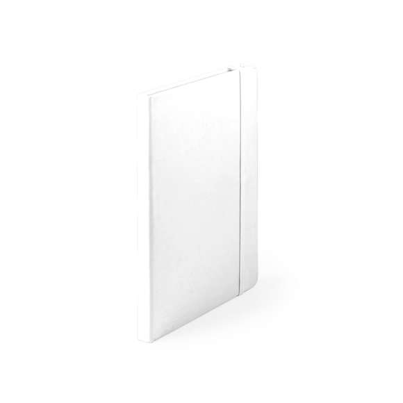 Bloc de notas A5 con tapas duras fabricado en suave polipiel y con 100 hojas de disposición a una raya. Incluye marcapáginas de tela y banda elástica a juego. Disponible en una variada gama de colores.