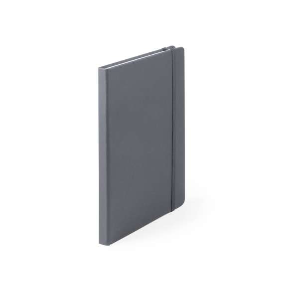 Bloc de notas A5 con tapas duras fabricado en suave polipiel y con 100 hojas de disposición a una raya. Incluye marcapáginas de tela y banda elástica a juego. Disponible en una variada gama de colores.