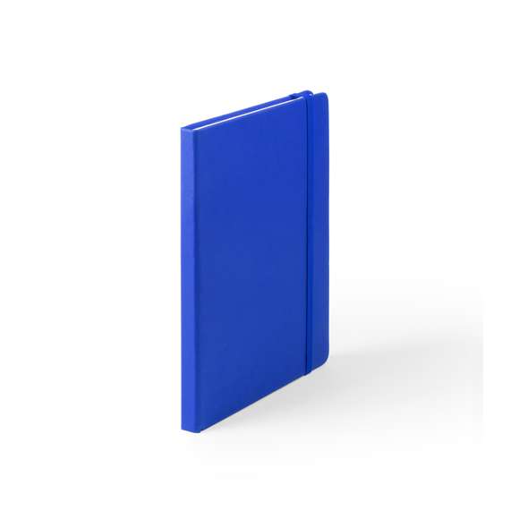 Bloc de notas A5 con tapas duras fabricado en suave polipiel y con 100 hojas de disposición a una raya. Incluye marcapáginas de tela y banda elástica a juego. Disponible en una variada gama de colores.