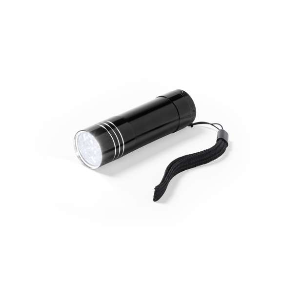 Linterna de 9 ledes de alto poder de iluminación. Con resistente cuerpo en aluminio, pulsador protegido con recubrimiento de resistente goma y cinta de transporte. Alimentación a pilas: 3xAAA no incluidas. Presentada en caja individual.