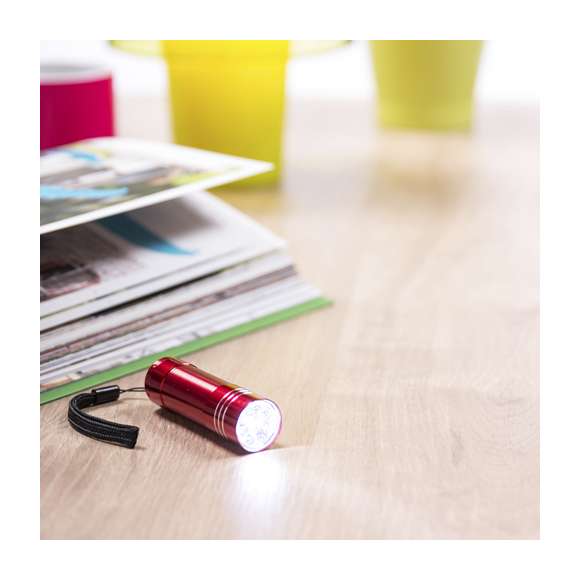 Linterna de 9 ledes de alto poder de iluminación. Con resistente cuerpo en aluminio, pulsador protegido con recubrimiento de resistente goma y cinta de transporte. Alimentación a pilas: 3xAAA no incluidas. Presentada en caja individual.