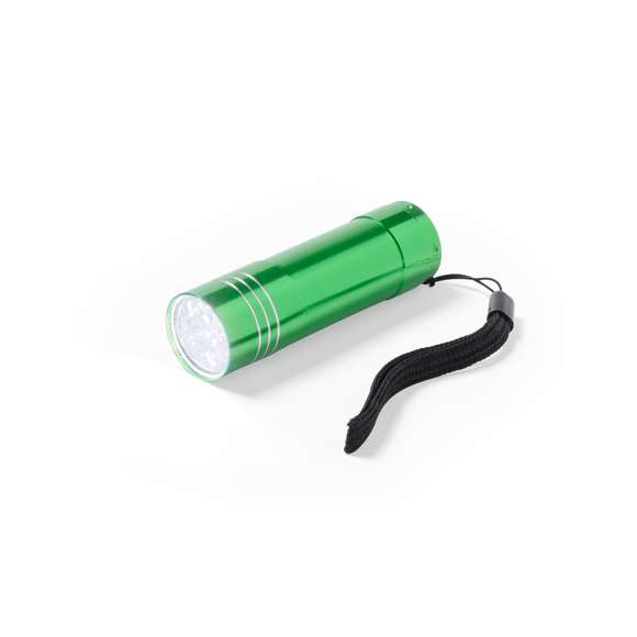 Linterna de 9 ledes de alto poder de iluminación. Con resistente cuerpo en aluminio, pulsador protegido con recubrimiento de resistente goma y cinta de transporte. Alimentación a pilas: 3xAAA no incluidas. Presentada en caja individual.