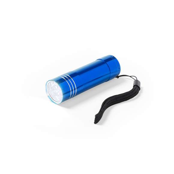 Linterna de 9 ledes de alto poder de iluminación. Con resistente cuerpo en aluminio, pulsador protegido con recubrimiento de resistente goma y cinta de transporte. Alimentación a pilas: 3xAAA no incluidas. Presentada en caja individual.