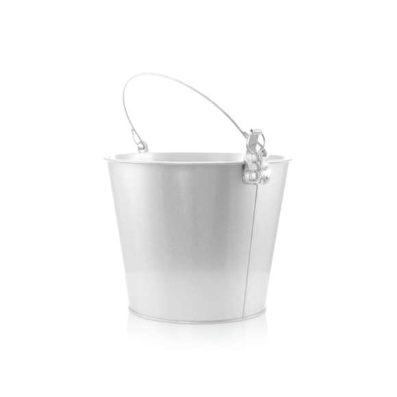 Cubo metálico de 6l de capacidad con asa y abridor de aluminio con cadena incluido.