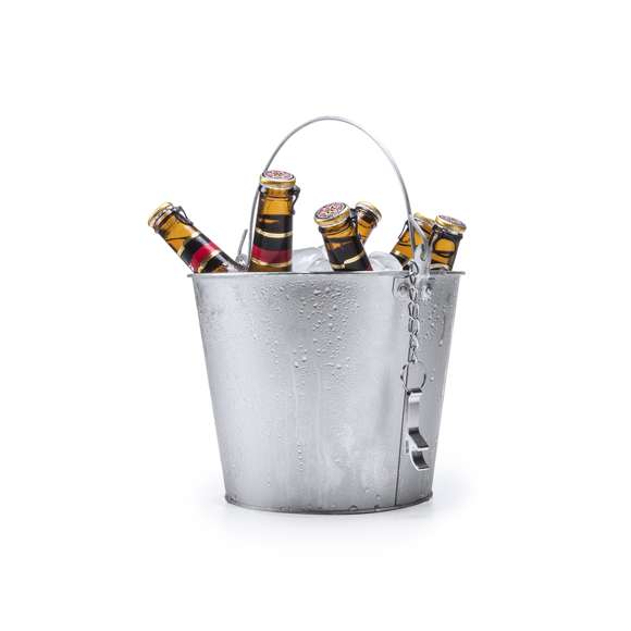 Cubo metálico de 6l de capacidad con asa y abridor de aluminio con cadena incluido.