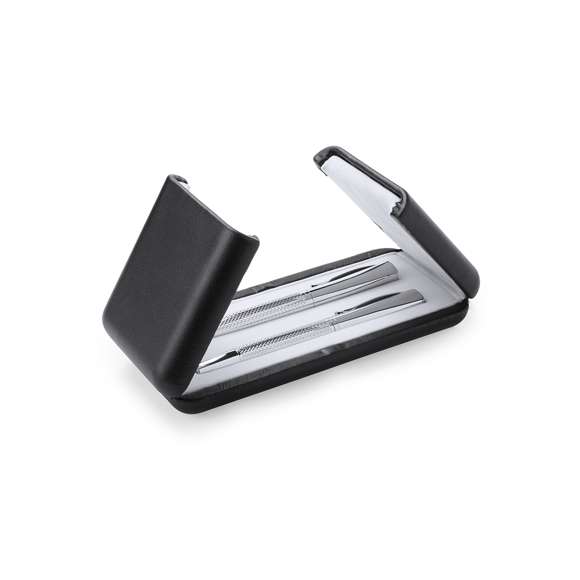 Elegante set de bolígrafo de mecanismo giratorio y roller de capucha en sobrio diseño. De cuerpo metálico antideslizante en acabado plateado brillante con clip a juego. Presentado en elegante y original estuche individual de polipiel en color negro con interior troquelado en suave antelina blanca. De cartucho jumbo con tinta azul de calidad alemana.