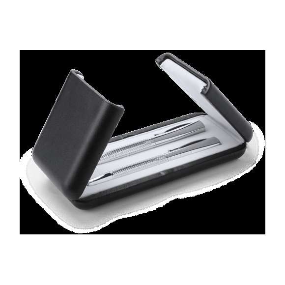 Elegante set de bolígrafo de mecanismo giratorio y roller de capucha en sobrio diseño. De cuerpo metálico antideslizante en acabado plateado brillante con clip a juego. Presentado en elegante y original estuche individual de polipiel en color negro con interior troquelado en suave antelina blanca. De cartucho jumbo con tinta azul de calidad alemana.