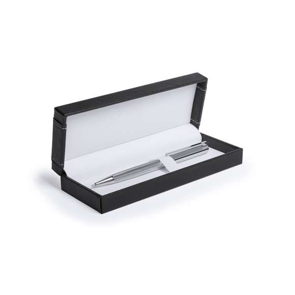 Elegante bolígrafo de mecanismo giratorio en sobrio diseño. De cuerpo metálico antideslizante en acabado plateado brillante con clip a juego. Presentado en elegante estuche individual de polipiel en color negro con interior en suave antelina blanca. En tinta azul de calidad alemana.