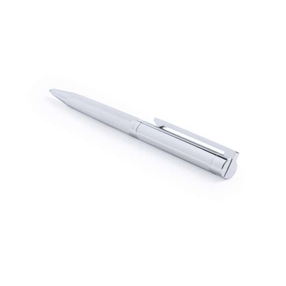 Elegante bolígrafo de mecanismo giratorio en sobrio diseño. De cuerpo metálico antideslizante en acabado plateado brillante con clip a juego. Presentado en elegante estuche individual de polipiel en color negro con interior en suave antelina blanca. En tinta azul de calidad alemana.