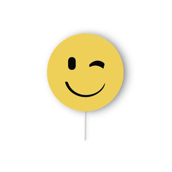 Selfie Pai Pai en divertidos diseños emoji y llamativo color amarillo. En papel de alto gramaje y con mango de madera. Disponible en diseños corazón, gafas de sol, guiño y sonrisa.