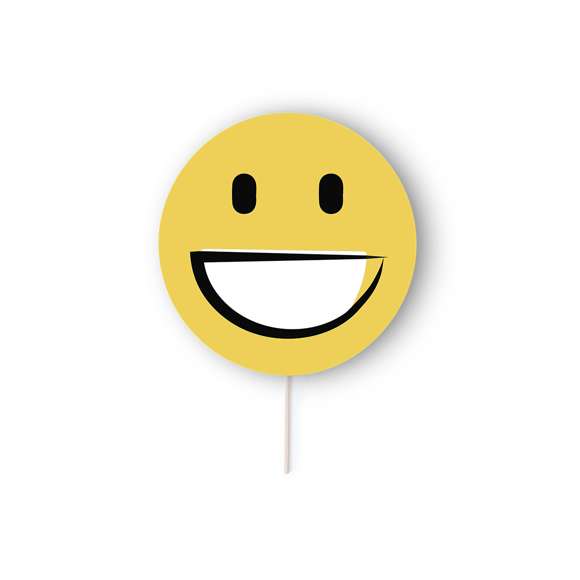 Selfie Pai Pai en divertidos diseños emoji y llamativo color amarillo. En papel de alto gramaje y con mango de madera. Disponible en diseños corazón, gafas de sol, guiño y sonrisa.