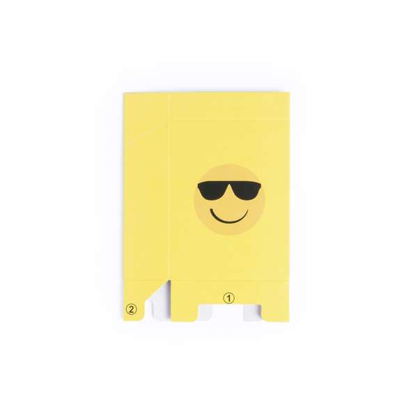 Funda para cajetilla de tabaco de divertidos diseños emoji en llamativo color amarillo. En cartón de acabado brillo con emoji en parte trasera y presentación plegada.