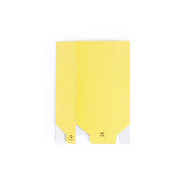 Funda para cajetilla de tabaco de divertidos diseños emoji en llamativo color amarillo. En cartón de acabado brillo con emoji en parte trasera y presentación plegada.