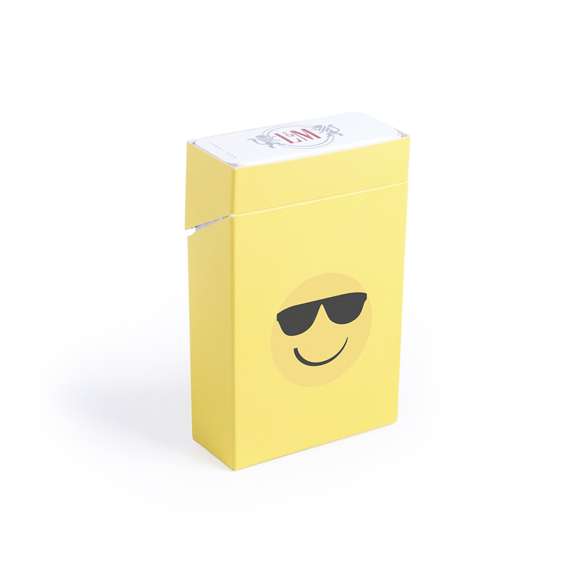 Funda para cajetilla de tabaco de divertidos diseños emoji en llamativo color amarillo. En cartón de acabado brillo con emoji en parte trasera y presentación plegada.
