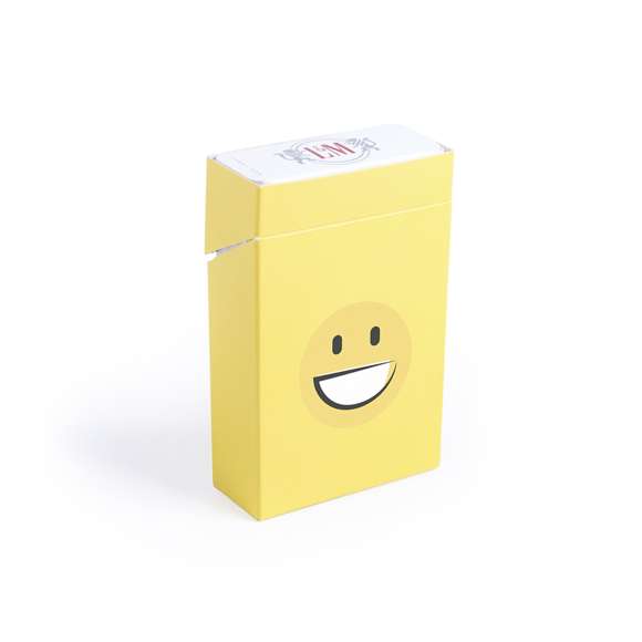Funda para cajetilla de tabaco de divertidos diseños emoji en llamativo color amarillo. En cartón de acabado brillo con emoji en parte trasera y presentación plegada.