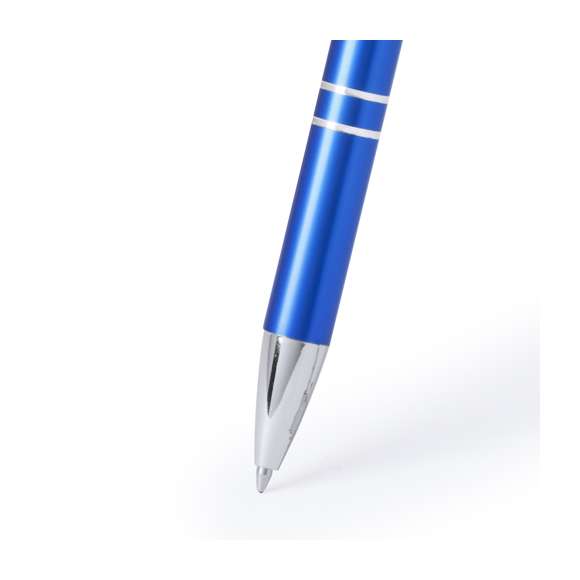 Original bolígrafo de mecanismo pulsador en elegante diseño bicolor. Con cuerpo troquelado en aluminio de suave acabado en variados colores. Original clip, anillas y punta en plateado. De cartucho jumbo y tinta azul.