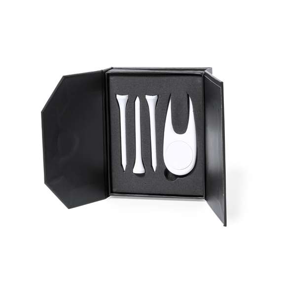 Set de golf de cuatro accesorios en elegante acabado de color blanco. Incluye divot metálico con troquelado especial para doming/gota de resina y 3 tees de madera. Presentado en sobrio estuche individual con interior troquelado y cierre de imán.