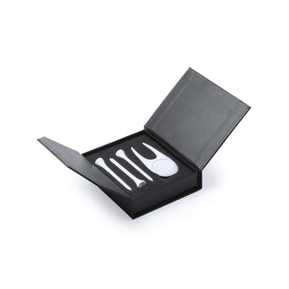 Set de golf de cuatro accesorios en elegante acabado de color blanco. Incluye divot metálico con troquelado especial para doming/gota de resina y 3 tees de madera. Presentado en sobrio estuche individual con interior troquelado y cierre de imán.