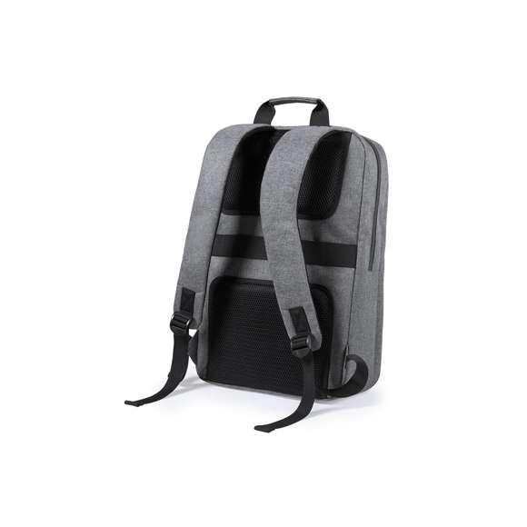 Mochila de resistente Nylon 600D. Original diseño rectángulas con cierre de cremallera tanto para el bolsillo principal como para el frontal. Con acolchado ergonómico en espalda y cintas de hombros, incluye en el interior un compartimento acolchado para ordenador portátil de hasta 15 pulgadas. Disponible en dos elegantes colores.