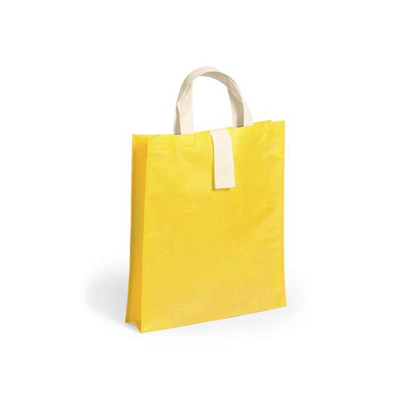 Bolsa plegable en non-woven de 80g/m2 en variada gama de vivos colores. Con asas cortas en color natural de 37cm, cierre de velcro en color natural y acabado cosido. Plegado de pequeño tamaño y resistencia hasta 8kg de peso.