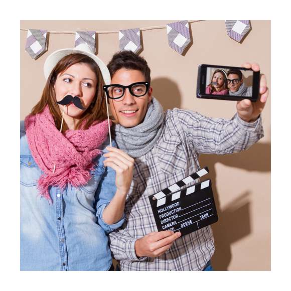 Set selfie de 5 piezas con divertidos accesorios sombrero, pipa, bigote, palomita y gafas. En papel de alto gramaje con mango de madera. Presentado en atractiva bolsa de diseño con auto cierre.