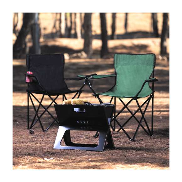Silla plegable con resistente cuerpo de metal tubular. En resistente poliéster 600D en variada gama de vivos colores. Con costuras reforzadas, apoyabrazos y bolsillo de redecilla integrado para bebida. Con refuerzos de goma antideslizantes en las patas y presentada en funda individual con cordón auto cierre, accesorio de ajuste y cinta para hombro.
