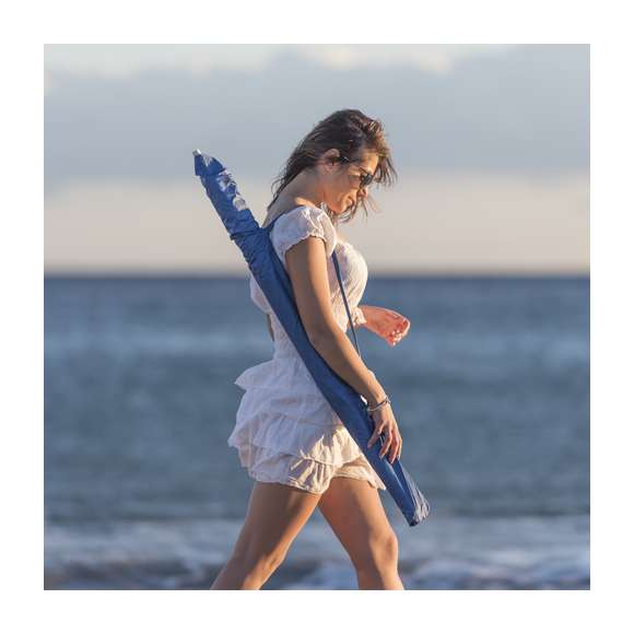Sombrilla de playa de 8 paneles en resistente nylon. Interior en color gris plateado con protección UV, con tubo telescópico inclinable y ajustable en altura. 200cm de diámetro, con faldones laterales ribeteados, tubos metalizados en color blanco y disponible en una amplia gama de colores. Presentada en funda de nylon con cinta de transporte para hombro.