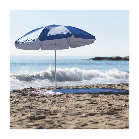 Sombrilla de playa de 8 paneles en resistente nylon. Interior en color gris plateado con protección UV, con tubo telescópico inclinable y ajustable en altura. 200cm de diámetro, con faldones laterales ribeteados, tubos metalizados en color blanco y disponible en una amplia gama de colores. Presentada en funda de nylon con cinta de transporte para hombro.