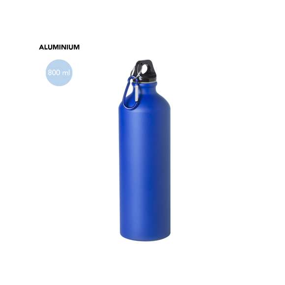 Bidón de aluminio con 800 ml de capacidad. Con tapón de seguridad a rosca y mosquetón metálico de fácil transporte. Original acabado mate y con una variada gama de colores. Presentado individualmente en una caja de diseño.