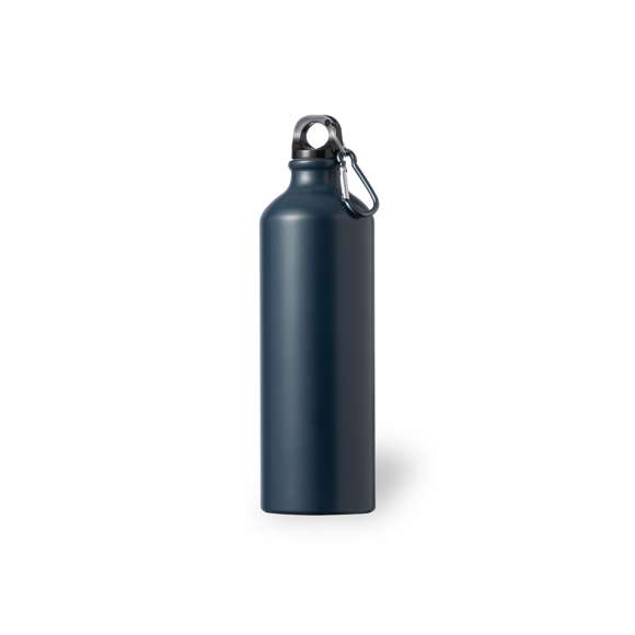 Bidón de aluminio con 800 ml de capacidad. Con tapón de seguridad a rosca y mosquetón metálico de fácil transporte. Original acabado mate y con una variada gama de colores. Presentado individualmente en una caja de diseño.