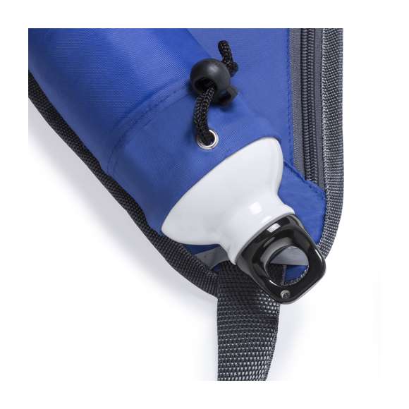  	Riñonera con diseño triangular en suave poliéster 210D de variados colores. Diseñada para actividades deportivas y de ocio. Con bolsillo de cierre de cremallera, salida de auriculares, bolsillo ajustable para bidón y cintura con cierre de clic ajustable. -Bidón no incluido-
