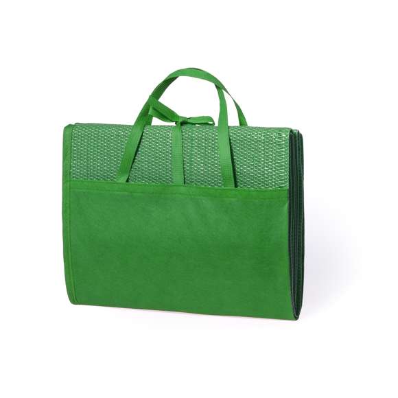 Esterilla plegable de 180x60cm en PP trenzado de alta resistencia. En variada gama de vivos colores brillantes, con cinta de cierre y asas de transporte.