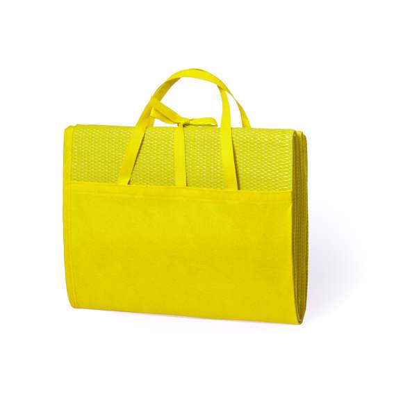 Esterilla plegable de 180x60cm en PP trenzado de alta resistencia. En variada gama de vivos colores brillantes, con cinta de cierre y asas de transporte.