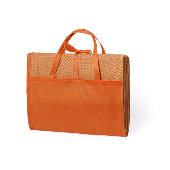 Esterilla plegable de 180x60cm en PP trenzado de alta resistencia. En variada gama de vivos colores brillantes, con cinta de cierre y asas de transporte.