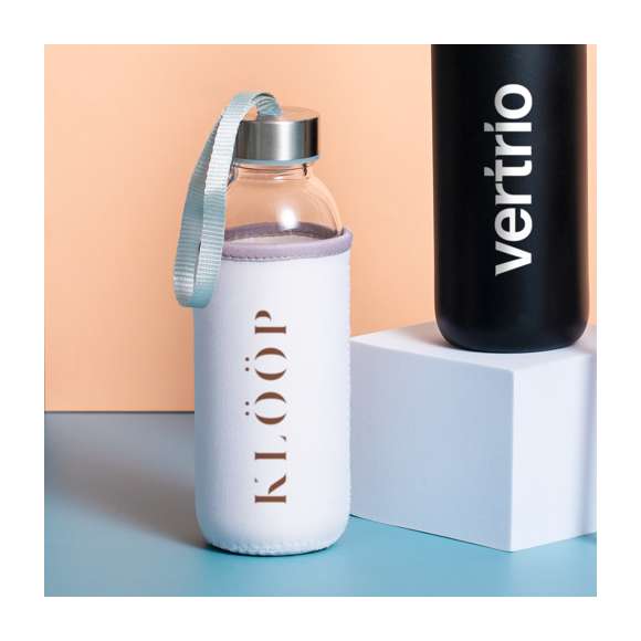 Bidón de cristal de 420 ml de capacidad. Con tapón de seguridad a rosca y practica cinta de transporte, cuenta con una elegante funda de neopreno en vivos colores. Presentado individualmente en una caja de diseño.