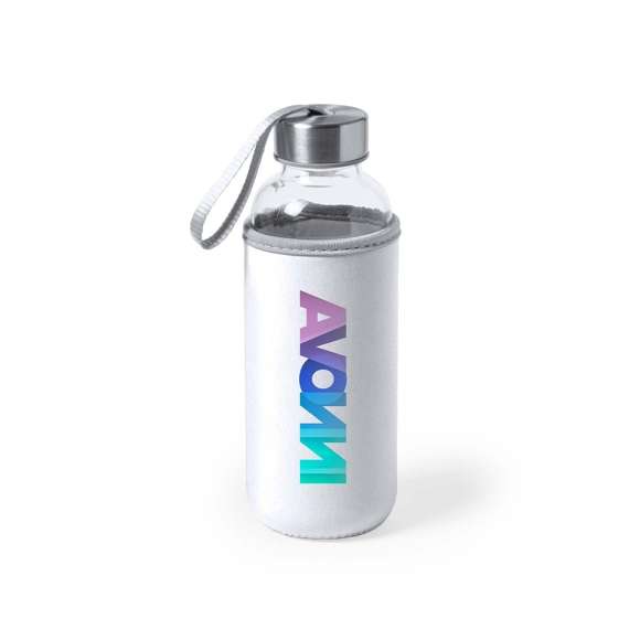 Bidón de cristal de 420 ml de capacidad. Con tapón de seguridad a rosca y practica cinta de transporte, cuenta con una elegante funda de neopreno en vivos colores. Presentado individualmente en una caja de diseño.
