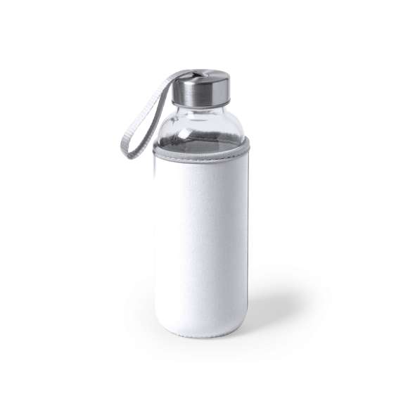 Bidón de cristal de 420 ml de capacidad. Con tapón de seguridad a rosca y practica cinta de transporte, cuenta con una elegante funda de neopreno en vivos colores. Presentado individualmente en una caja de diseño.