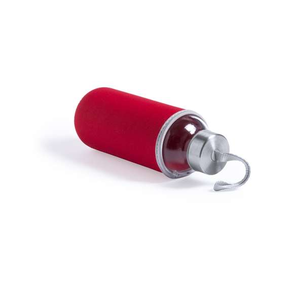 Bidón de cristal de 420 ml de capacidad. Con tapón de seguridad a rosca y practica cinta de transporte, cuenta con una elegante funda de neopreno en vivos colores. Presentado individualmente en una caja de diseño.