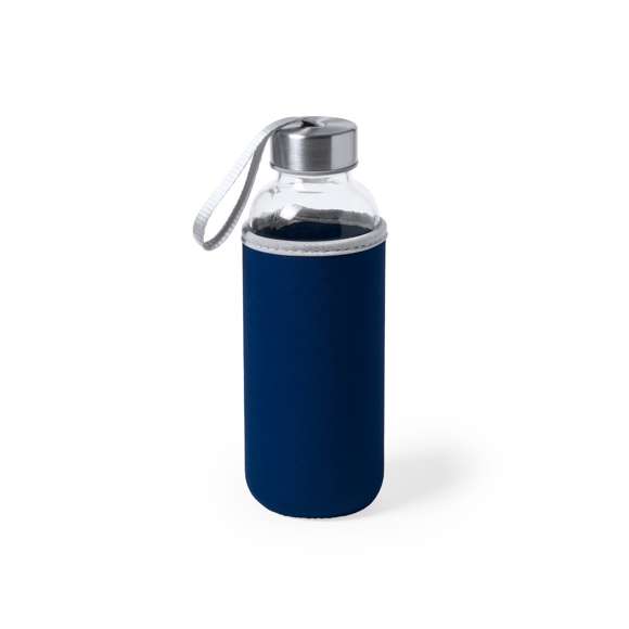 Bidón de cristal de 420 ml de capacidad. Con tapón de seguridad a rosca y practica cinta de transporte, cuenta con una elegante funda de neopreno en vivos colores. Presentado individualmente en una caja de diseño.