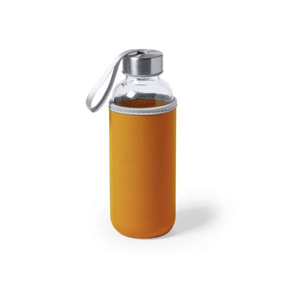 Bidón de cristal de 420 ml de capacidad. Con tapón de seguridad a rosca y practica cinta de transporte, cuenta con una elegante funda de neopreno en vivos colores. Presentado individualmente en una caja de diseño.