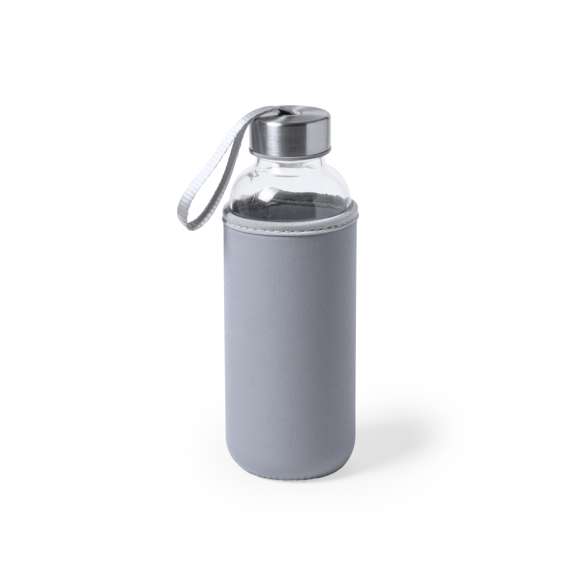 Bidón de cristal de 420 ml de capacidad. Con tapón de seguridad a rosca y practica cinta de transporte, cuenta con una elegante funda de neopreno en vivos colores. Presentado individualmente en una caja de diseño.