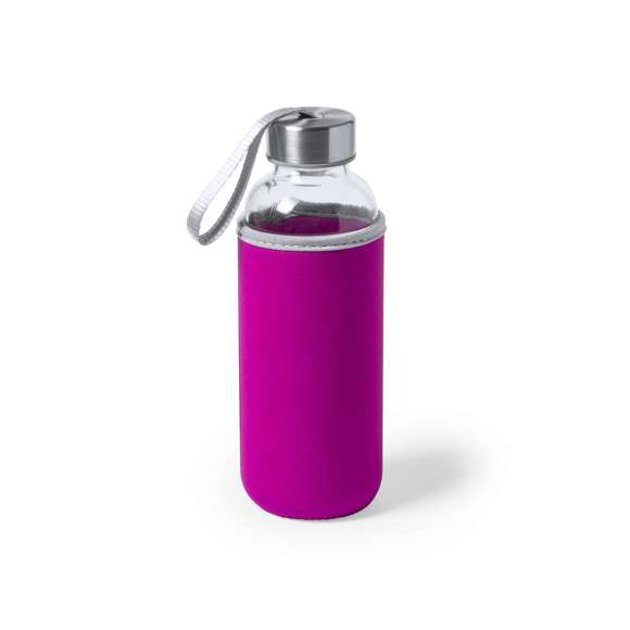 Bidón de cristal de 420 ml de capacidad. Con tapón de seguridad a rosca y practica cinta de transporte, cuenta con una elegante funda de neopreno en vivos colores. Presentado individualmente en una caja de diseño.