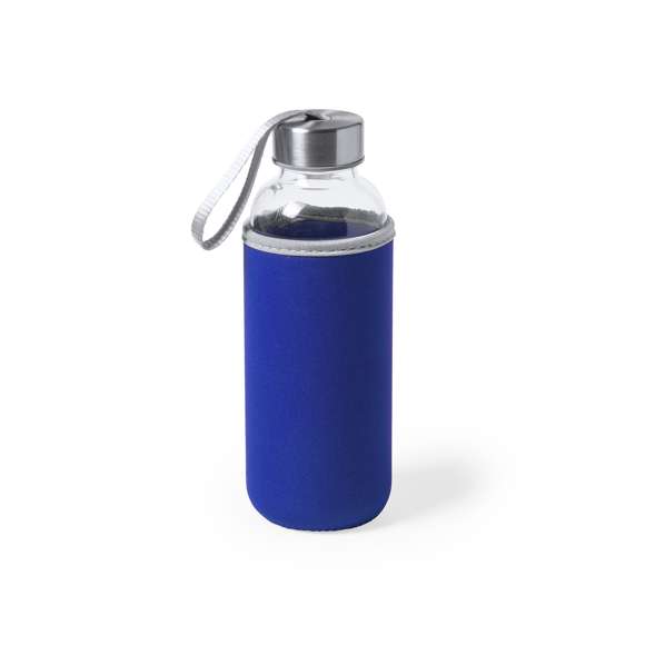 Bidón de cristal de 420 ml de capacidad. Con tapón de seguridad a rosca y practica cinta de transporte, cuenta con una elegante funda de neopreno en vivos colores. Presentado individualmente en una caja de diseño.