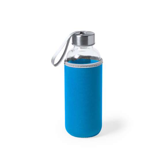 Bidón de cristal de 420 ml de capacidad. Con tapón de seguridad a rosca y practica cinta de transporte, cuenta con una elegante funda de neopreno en vivos colores. Presentado individualmente en una caja de diseño.