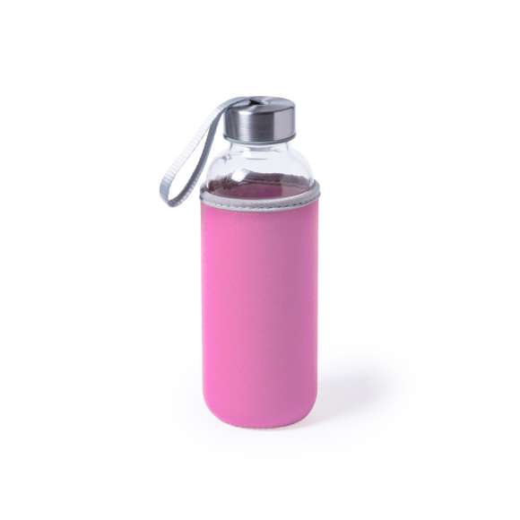 Bidón de cristal de 420 ml de capacidad. Con tapón de seguridad a rosca y practica cinta de transporte, cuenta con una elegante funda de neopreno en vivos colores. Presentado individualmente en una caja de diseño.