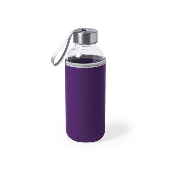 Bidón de cristal de 420 ml de capacidad. Con tapón de seguridad a rosca y practica cinta de transporte, cuenta con una elegante funda de neopreno en vivos colores. Presentado individualmente en una caja de diseño.