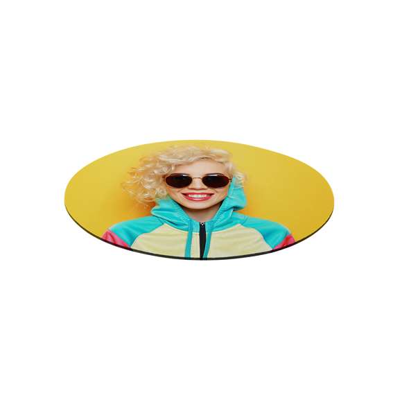 Alfombrilla de diseño circular en suave poliéster de vivos colores y con base antideslizante en silicona.