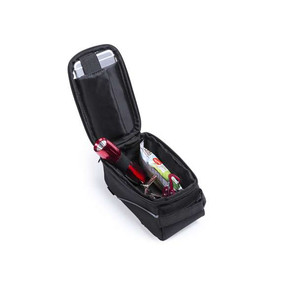 Bolsa multiusos para bicicleta en resistente poliéster 600D con acolchado y frontal de PVC con función táctil. Con salida de auriculares, cierre de cremallera e interior forrado con compartimento para smartphone. Cierre triple de velcro para acople en barra y manillar.